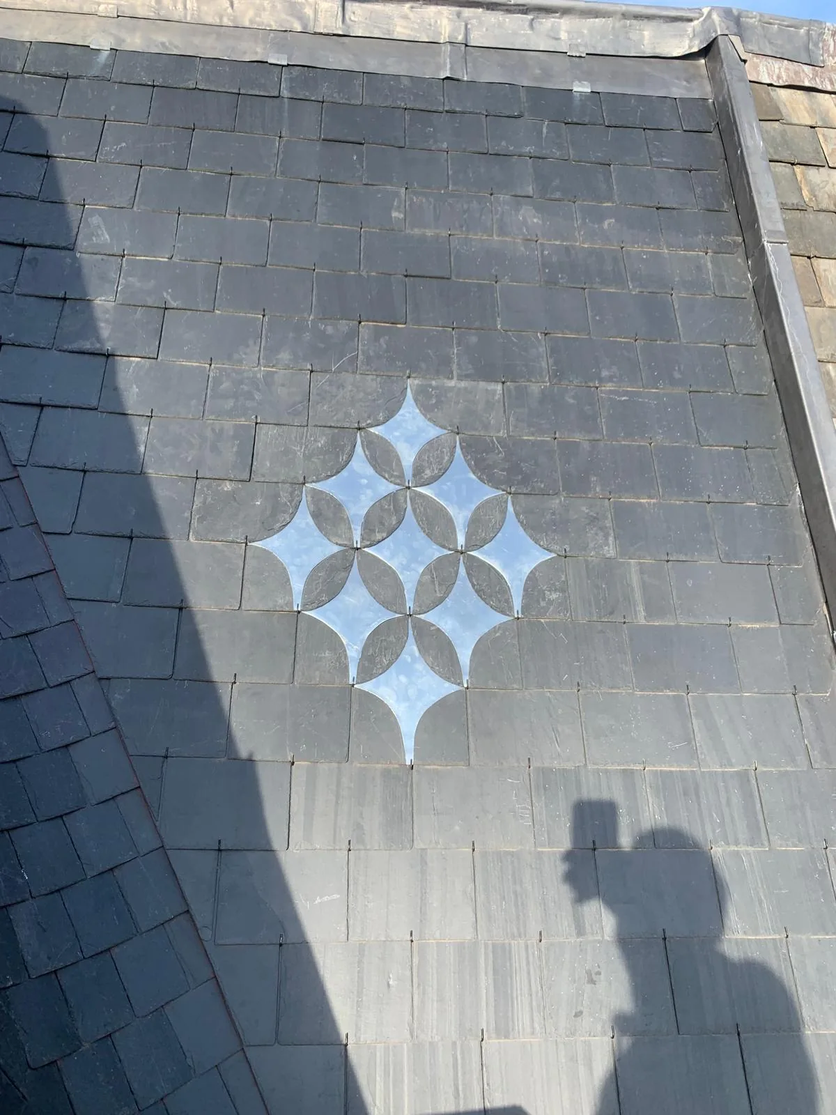Donkere leien met een licht geometrisch sierpatroon.